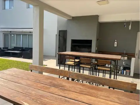 Casa 8 ambientes con 4 baños