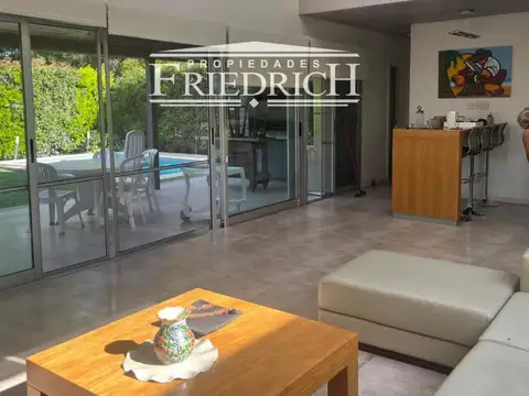 Casa en Alquiler con 5 cocheras