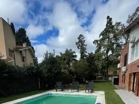 Casa en Alquiler con 1 cochera