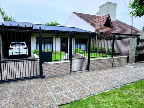 Hermoso chalet de 3 ambientes en impecable estado de conservación en barrio residencial con pileta!