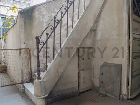 Gran Propiedad en 3 Plantas sobre Lote Propio (210 m²) – Ideal Inversión / Desar