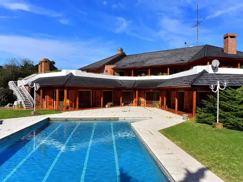 Casa 8 ambientes con 4 baños