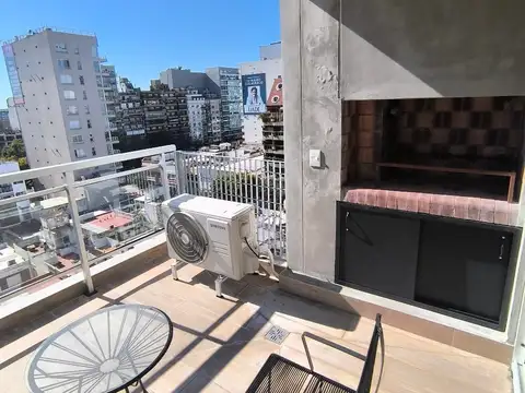 Amplísimo monoambiente amoblado y equipado, con parrilla propia.
