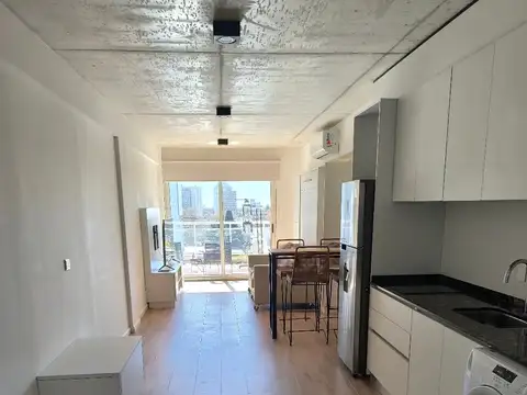 Amplísimo monoambiente amoblado y equipado, con parrilla propia.