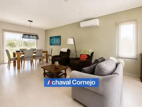 Casa 4 ambientes con 2 baños