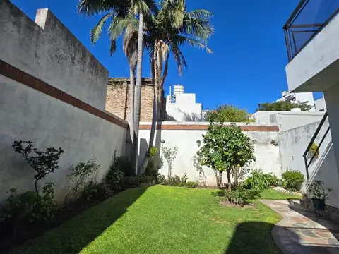 Venta Casa de 5 amb, cochera, quincho, parque y terraza en Paternal