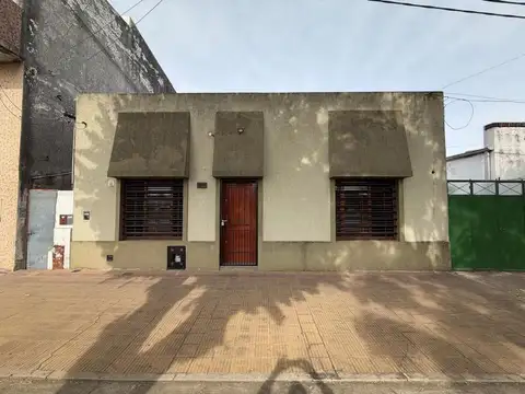 Casa  3 ambientes en venta en La Plata con patio