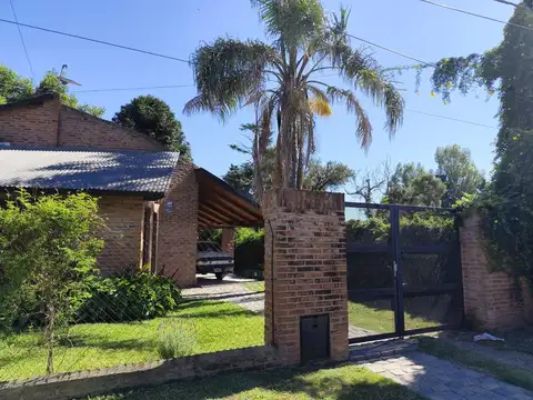 VENTA - CASA DE TRES DORMITORIOS CON PATIO Y COCHERA  - FRAY LUIS BELTRÁN