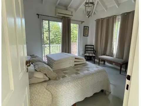 Casa en Alquiler con 2 cocheras