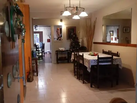 Casa 8 ambientes con 4 baños