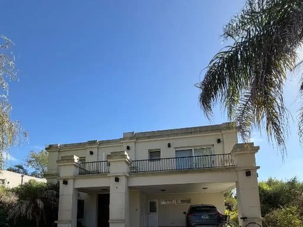 Casa en Venta - 4 dormitorios - USD 770.000