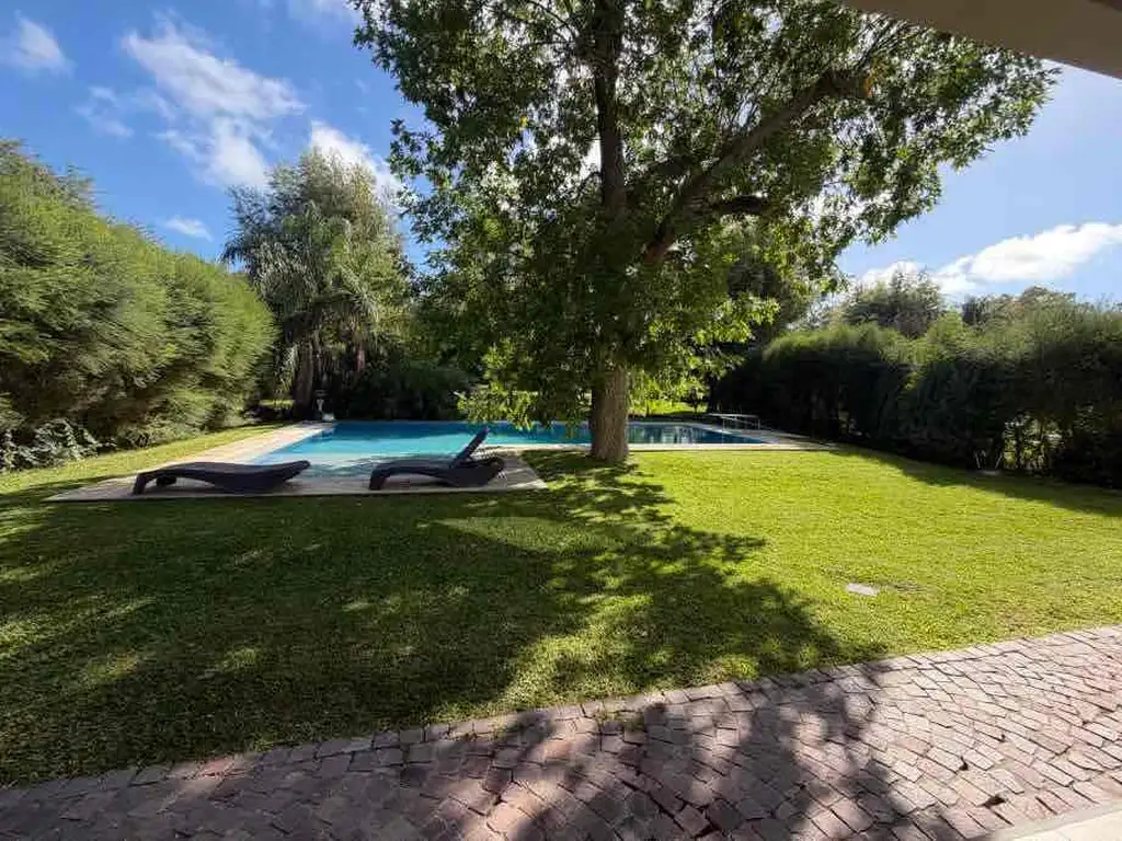 Casa en Venta de 5 Ambientes con Quincho y Piscina en el Exclusivo Club de Campo de Abril - Foto 16
