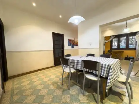Casa 6 ambientes con 2 baños