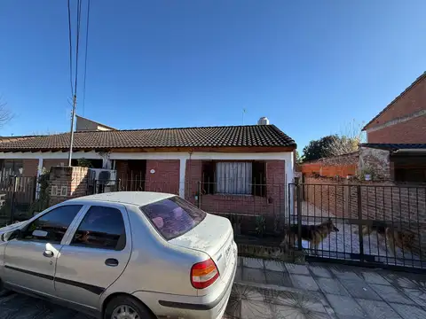 Casa 4 Ambientes Venta Hurlingham Cochera y Fondo