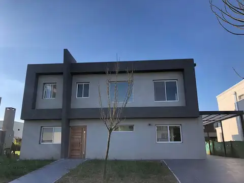 Venta de casa en dos plantas con pileta - LAGOON PILAR