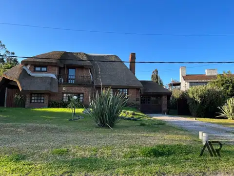 Casa en venta de 4 dormitorios c/ cochera en Pinares