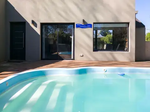 Casa nueva con pileta y deck en Los Acantilados