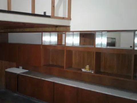 C & P Inmobiliaria alquila: 2 casas con acceso independiente, cochera, patios.