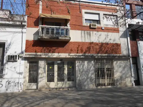C & P Inmobiliaria alquila: 2 casas con acceso independiente, cochera, patios.