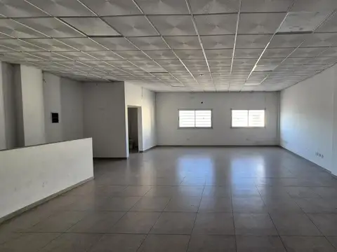 Local en alquiler en Los Hornos sobre avenida 137