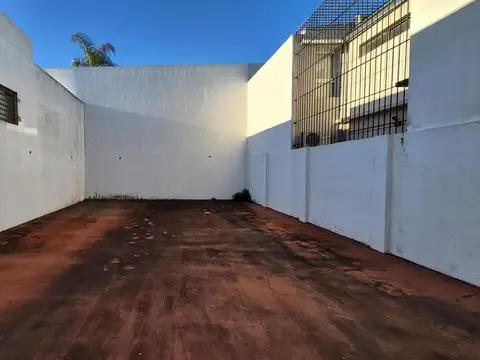 Local en alquiler en Los Hornos sobre avenida 137