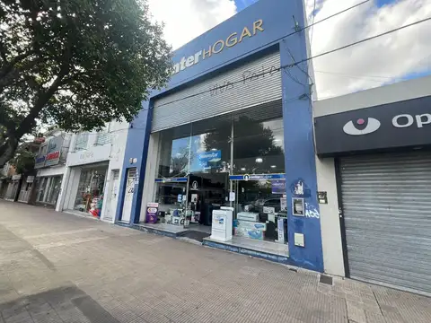 Local en alquiler en Los Hornos sobre avenida 137