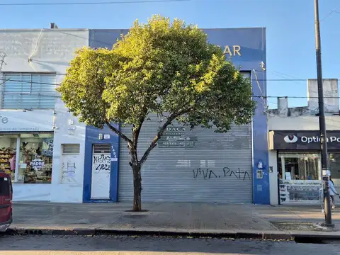 Local en alquiler en Los Hornos sobre avenida 137