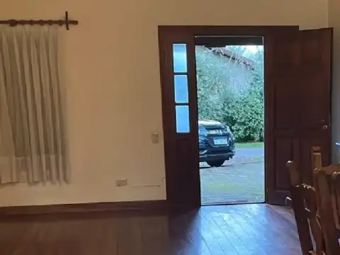 Casa en Alquiler con 1 cochera