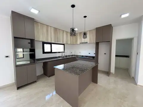 Casa en Venta en Neuquen, USD 335.000