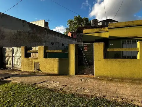 Casa 3 amb. en amplio terreno - Frente a estacion F. Moreno