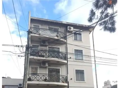 *MUY BUEN DEPTO. EN DUPLEX DE 3 AMB. AMPLIOS *CON COCHERA DESCUBIERTA