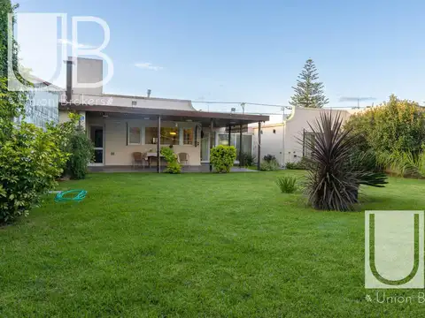 RETASADA !!!!!    Casa con parque - Centro-   Chascomus -