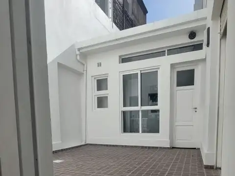 Plaza Esteban Adrogue 1100, Piso 1