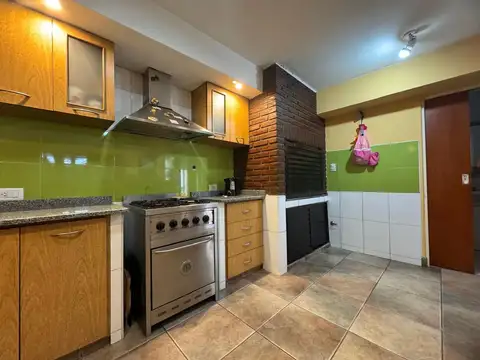 Casa en Juana Manso 900 de cinco ambientes con patio y garage