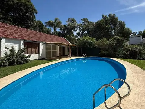 Casa quinta con pileta barrio Avambae