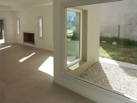 Casa 5 ambientes con 4 baños