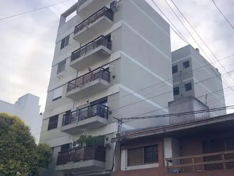 Departamento de 1 dormitorio con cochera y terraza privada en venta