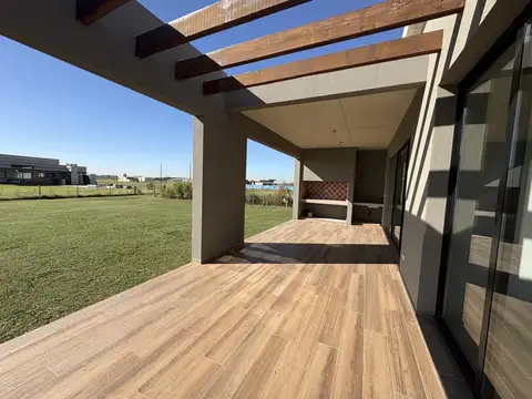 Casa 4 ambientes con 3 baños