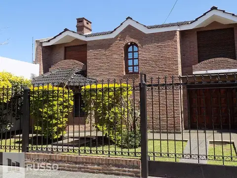 IMPORTANTE CHALET c/ DEPENDENCIAS – VILLA CLUB