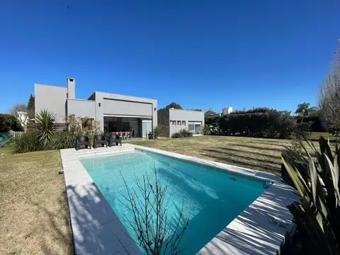 Casa 4 ambientes con 4 baños