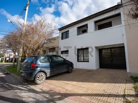 Casa 8 ambientes con 2 baños