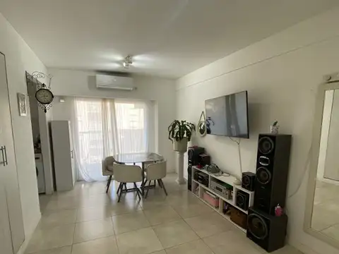 DEPARTAMENTO 2 AMBIENTES CON BALCON AL FRENTE CENTRO DE CASEROS