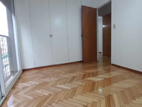 2 ambientes sobre Av Corrientes en optimo estado