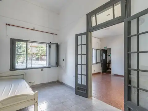 Casa 8 ambientes con 2 baños