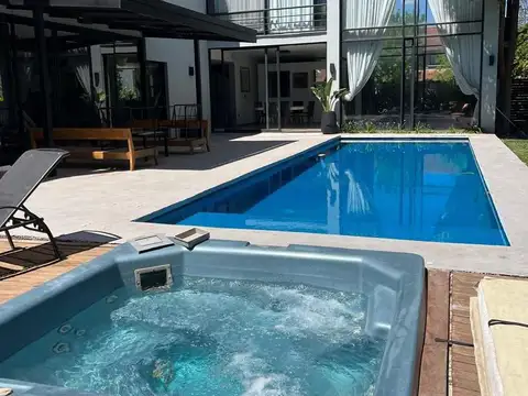 Casa en Venta con 2 cocheras