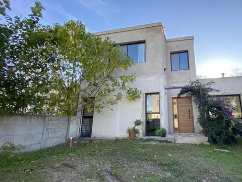 Casa en venta en Loma Verde, barrio semi-privado, sin expensas.