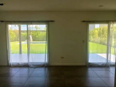 Casa en Alquiler con 1 cochera