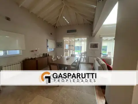 Casa en Alquiler con 8 cocheras