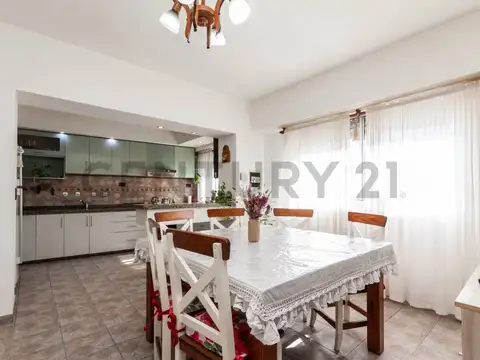 Casa 5 ambientes con 2 baños
