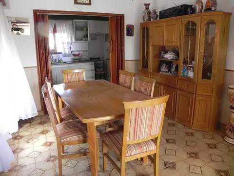 Casa 4 ambientes con 2 baños